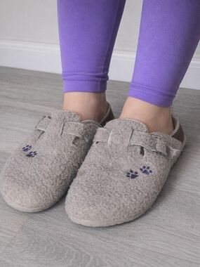 Women’s Size 7 House Slippers / Clogs – Well Worn / Broken-In